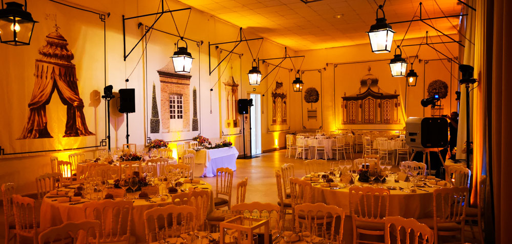 L'éclairage d'ambiance sublime la décoration de la salle de mariage